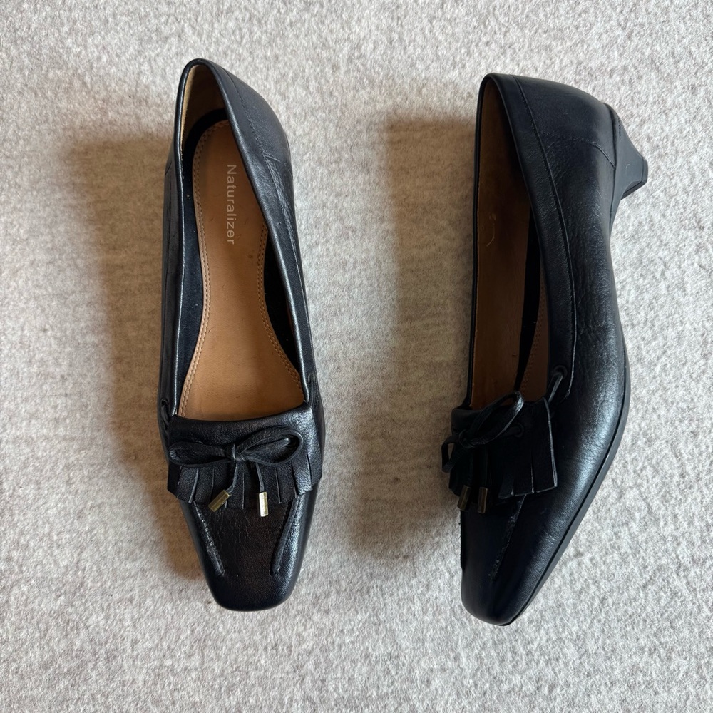 Naturalizer Black Leather Loafers with Tassel Detail
